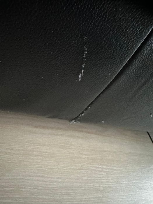 czarna skórzana sofa z “Etap Sofa” z funkcją spania