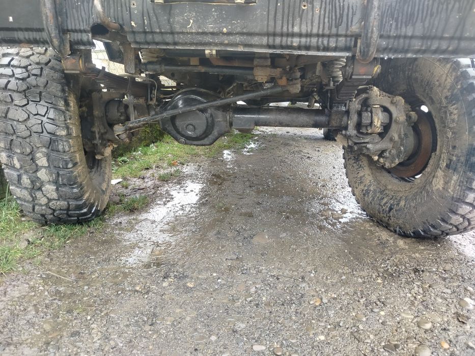 Ніссан патрол к 160 - 1986 року на портальних мостах мерседеса унімога