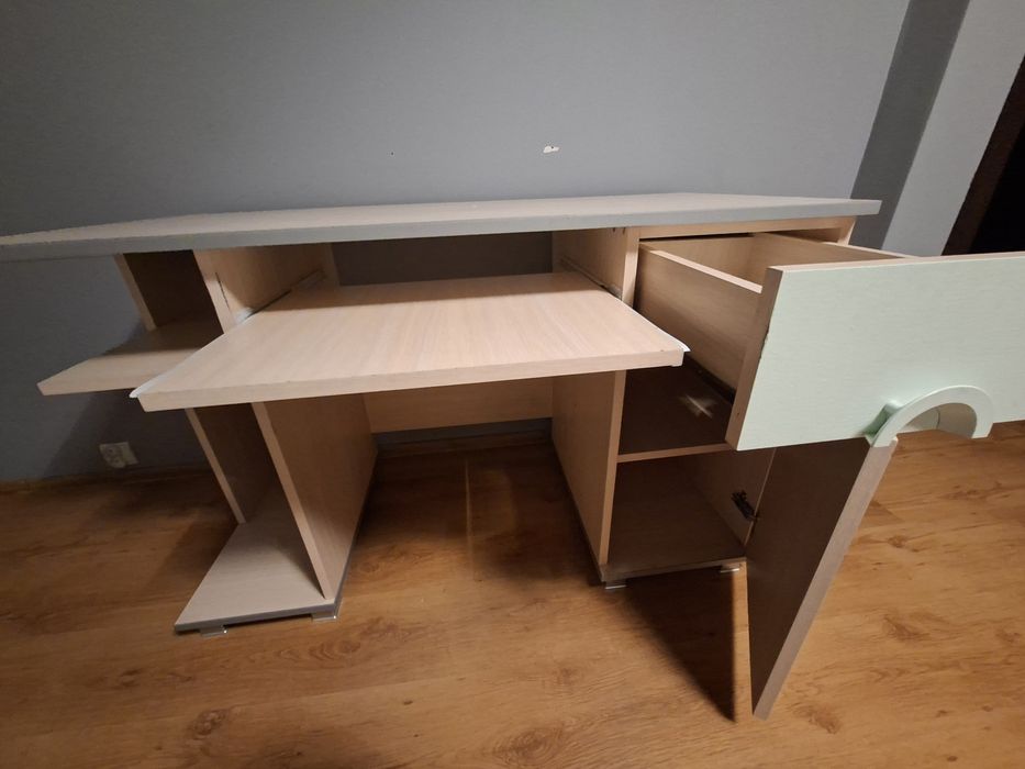 biurko z szufladami