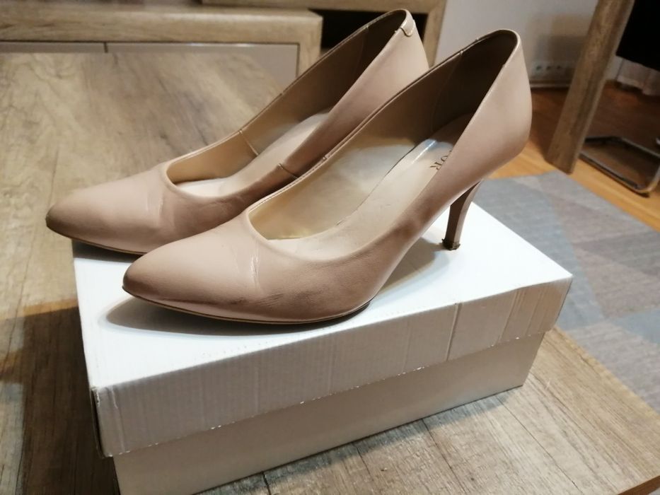 Czółenka skórzane beżowe rozm. 39