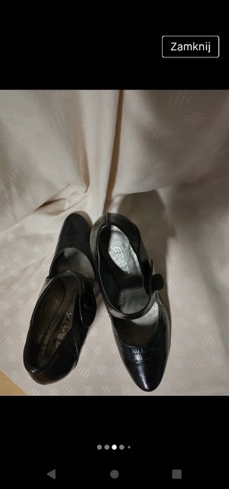 Eleganckie stylowe lakierowane półbuty na obcasie.