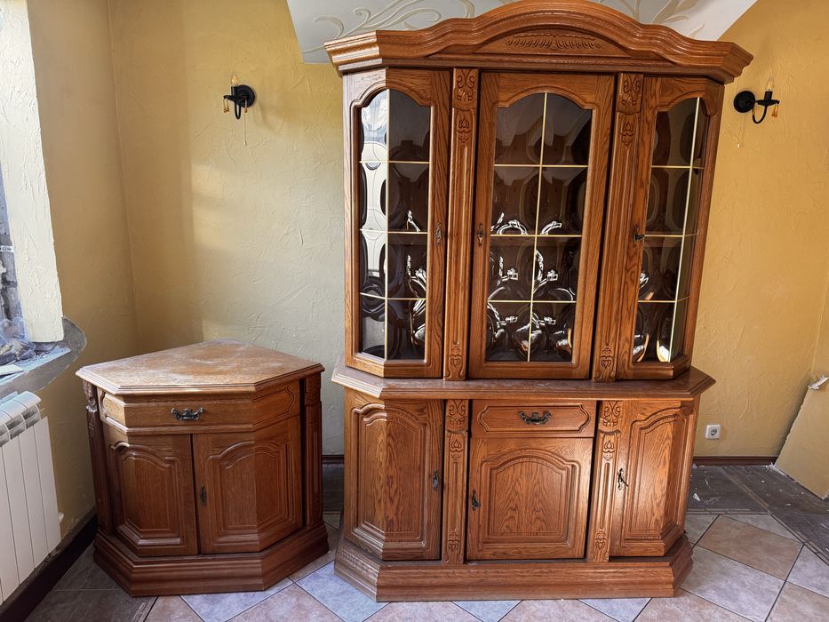 Сервант деревяний у доброму стані!