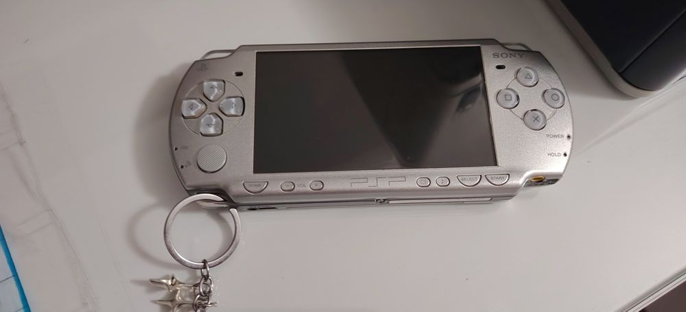 PSP Slim Prateada c/50 jogos