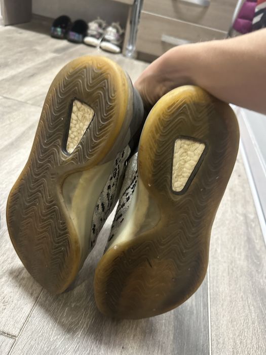 кроссовки yeezy.