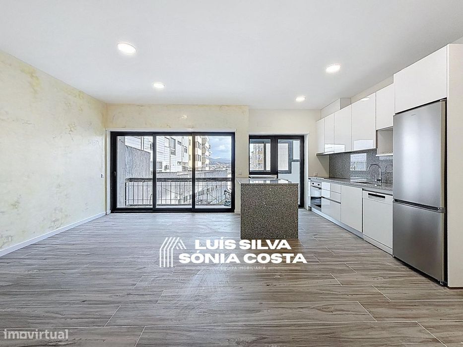 Apartamento T4 Totalmente Remodelado com 2 Varandas e Elevador –...