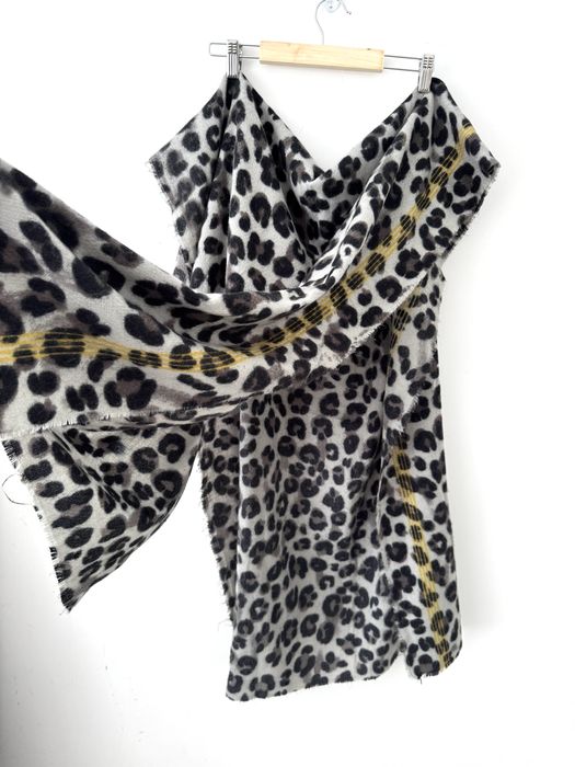 Next oversizowy szal w panterkę