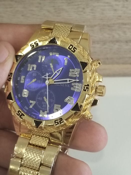 Relógio Geneva dourado com mostrador azul. Design marcante e elegante, perfeito para destacar qualquer look. Encomendas por MP.
