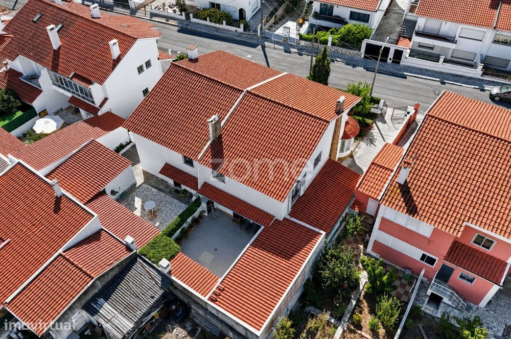 Moradia com garagem e espaço exterior