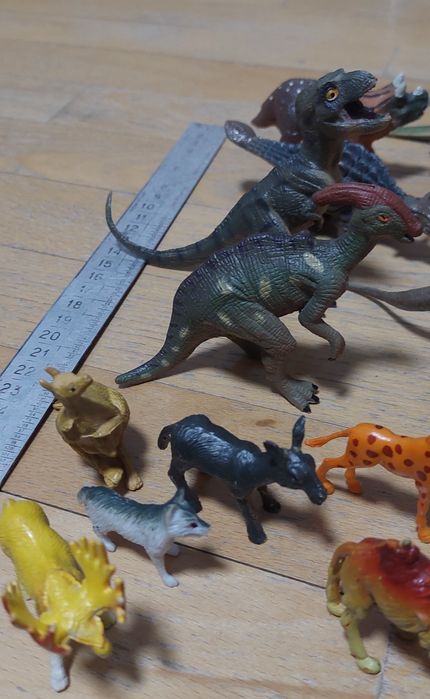 Коробка з різними іграшками