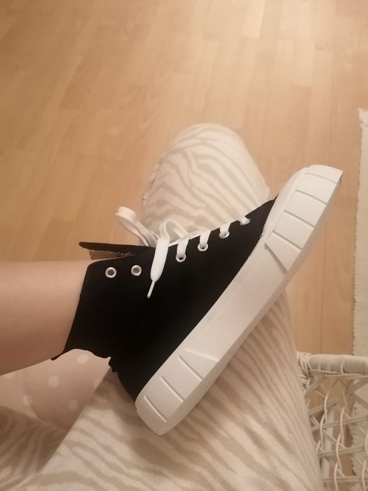 Czarne trampki z materiału na białej podeszwie sznurowane 39 Nowe