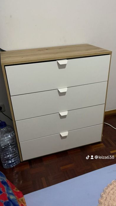 Cômoda com 4 gavetas