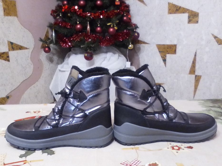 Дутики сріблясті, 39 розмір, нові, на овчині 25см  устілка