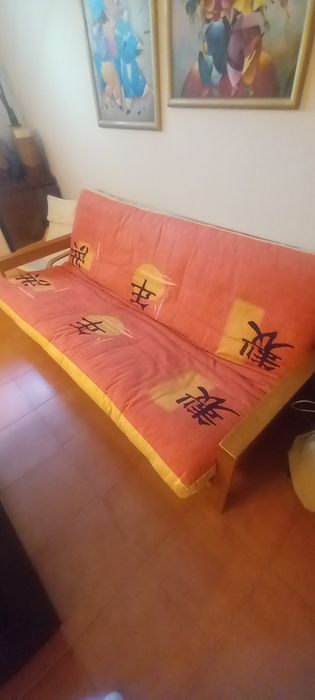 Sofá cama com caracteres chineses