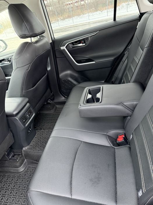 Продам свій автомобіль Тойота Rav 4 2020 року, пробіг 60 тис км.