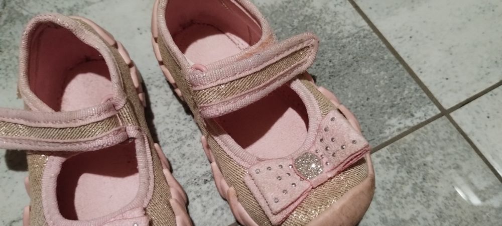 Buty dla dziewczynki r19 (dł.wkładki 12cm)