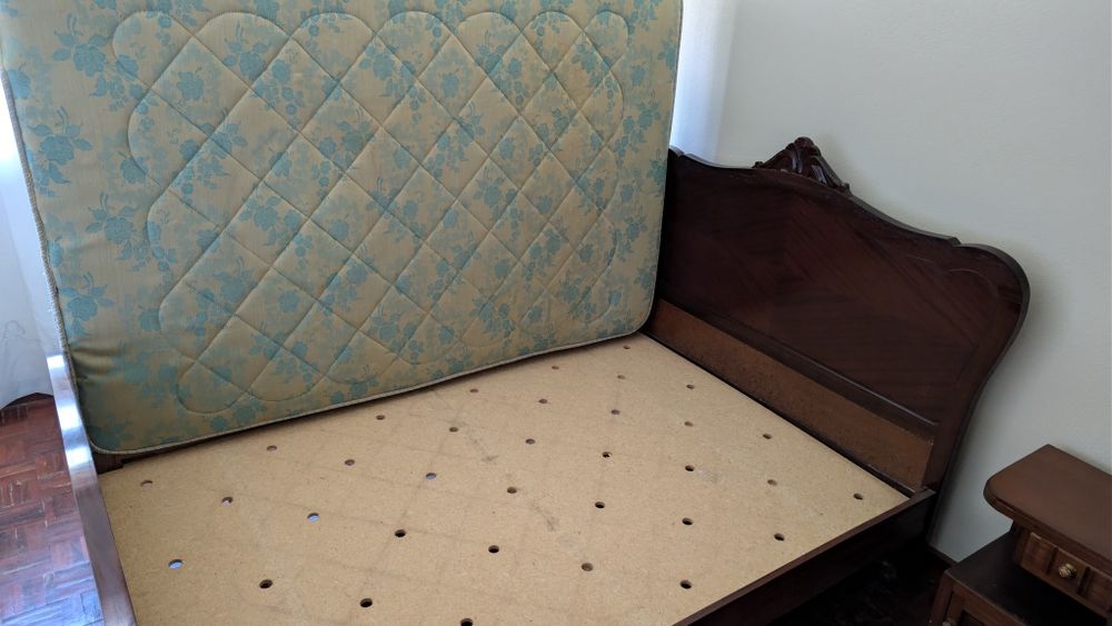 Cama de madeira com colchão