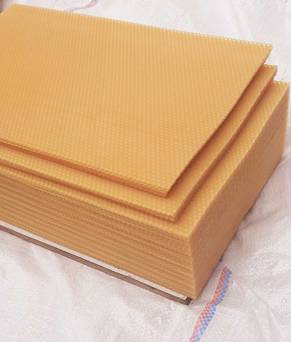 Вощина із бджолиного воску 3-х видів.