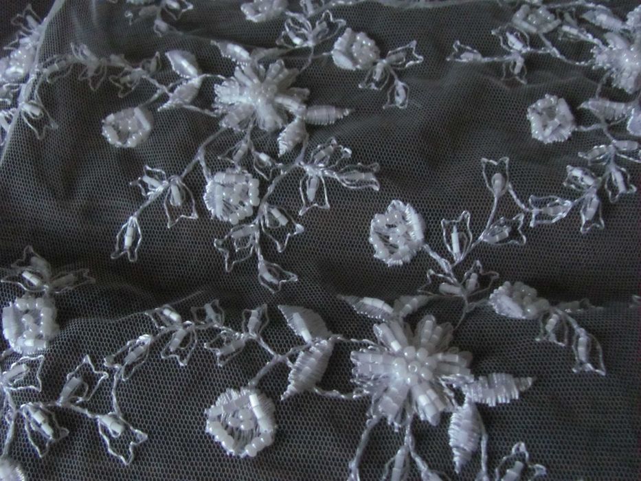 белый гипюр, расшитый бисером, рубкой