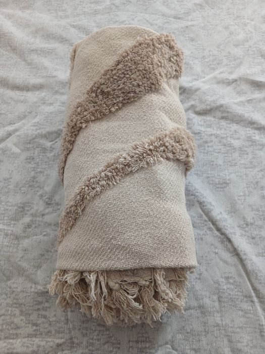 Miękki Koc Tufatny Z Frędzlami – Kremowy (130x160cm) – OKAZJA -50%