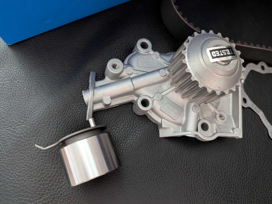 SKF VKMC90008 Комплект ГРМ (ремінь + ролик + водяний насос)