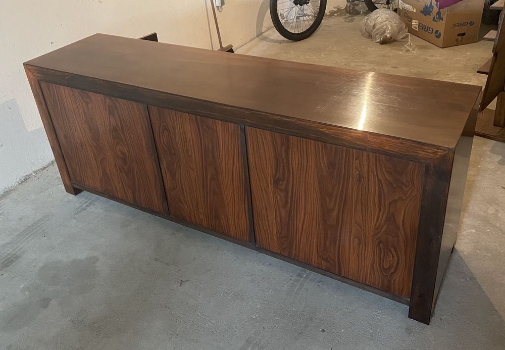 Aparador em madeira de cerejeira com gavetas e portas