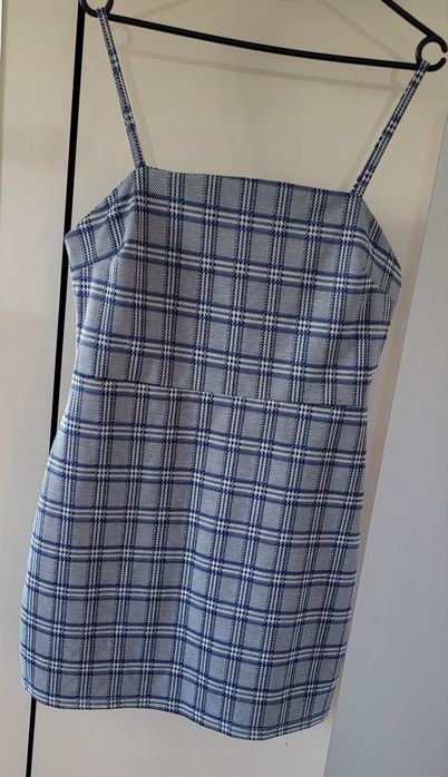 Śliczna krótka sukienka na ramiączkach w kratke z lampasem rozm.40
