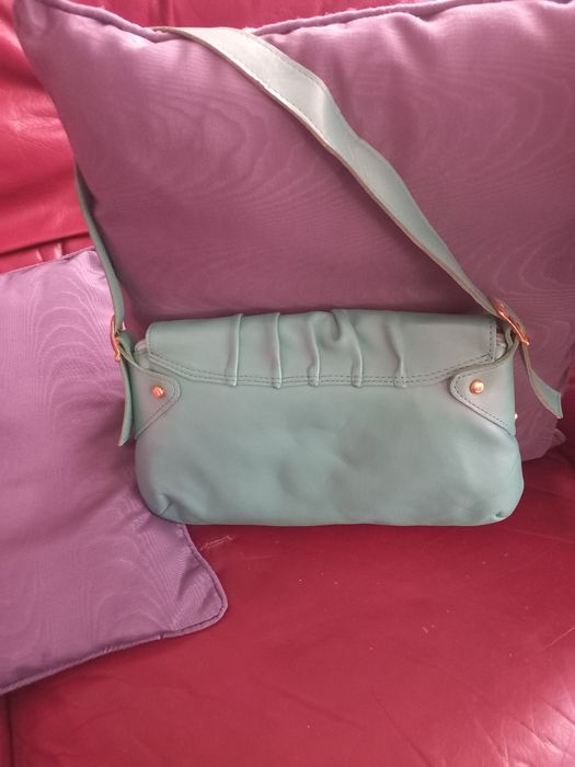 Bolsa verde com alça tiracolo e enfeites dourados