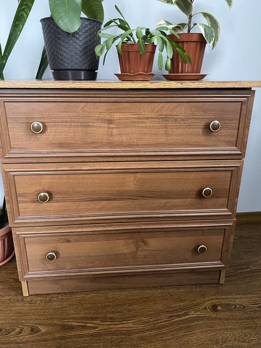 Меблі для спальні . Шафа ,комод та 2 тумбочки і жіноча тумбочка