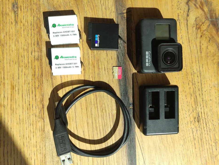 GoPro HERO 7 Black + duży zestaw akcesoriów, 3 baterie, ładowarka, karta