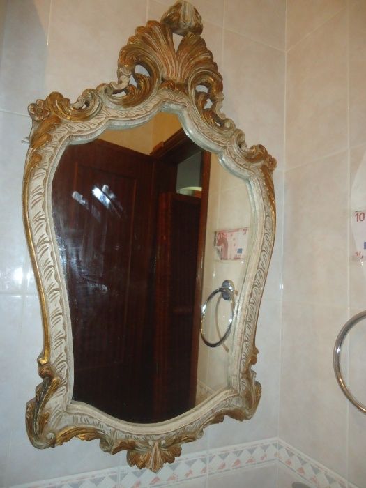 Espelho em com Moldura em Talha
