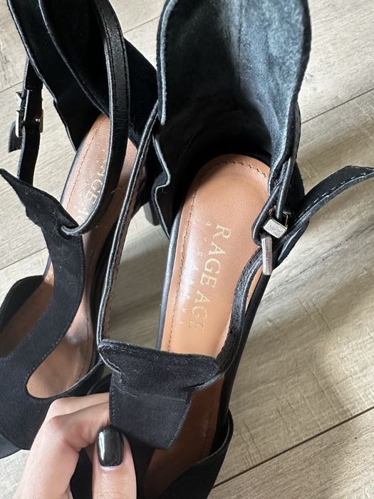Damskie czarne buty na obcasie marki RAGE AGE
