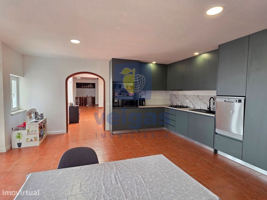 Moradia T5 com 343 m² de área bruta, sala de 40 m², mezzanine e terraç