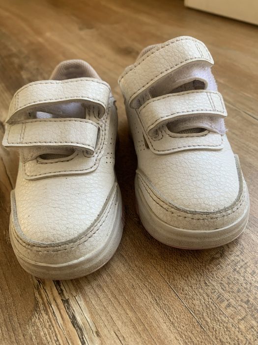 Дитячі білі кросівки Adidas 20