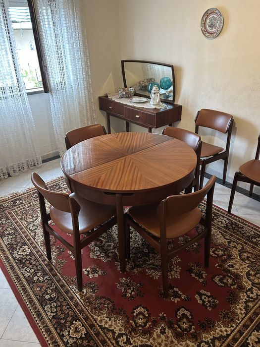 Mesa de madeira + 6 cadeiras