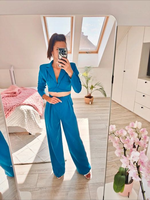 Kombinezon od PrettyLittleThing w intensywnym, niebieskim kolorze