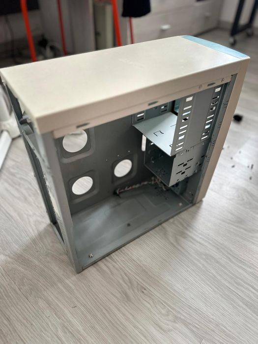 Stara jasnoniebiesko-beżowa retro obudowa PC