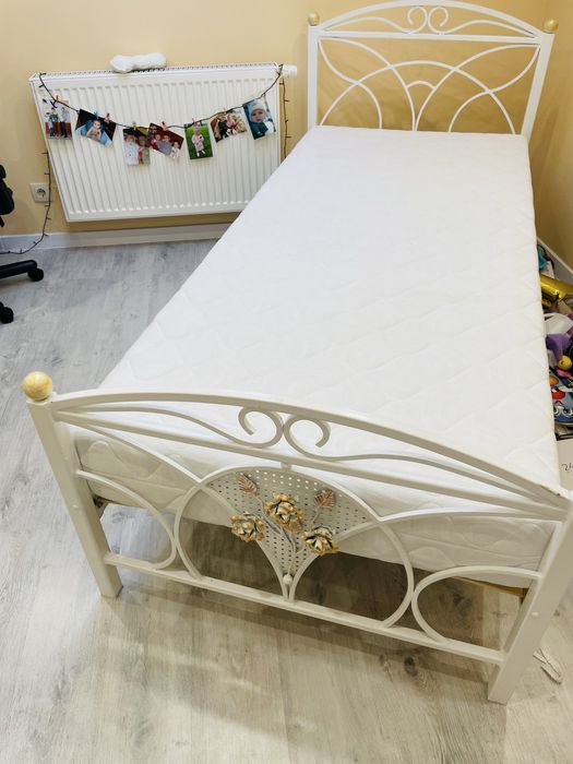 Коване ліжко (ручна робота) для дівчинки