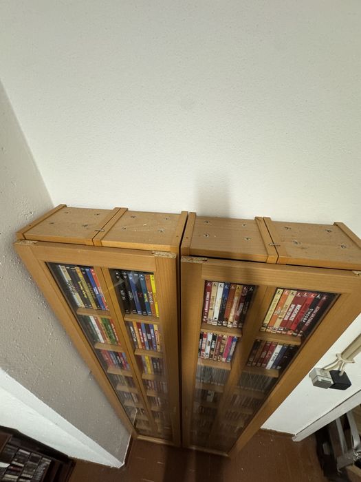 Móvel/estante vitrine para CDs/DVDs com portas de vidro