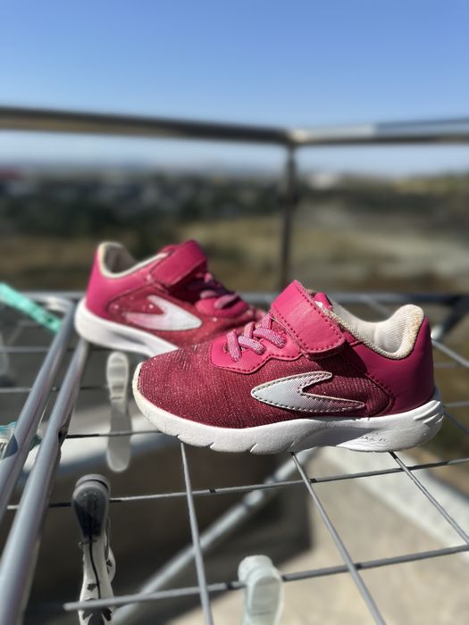 Кроссовки для девочки. 25р.