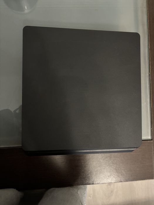 PlayStation 4 Slim e comando