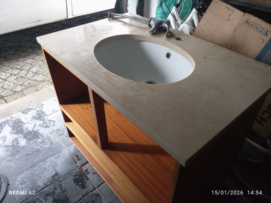 Lavatório com torneira