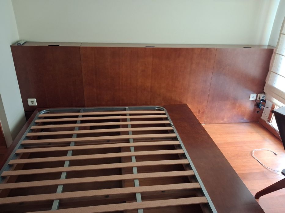 Quarto que inclui cama com cabeceira para arrumos e camiseiro,  em madeira maciça de cerejeira