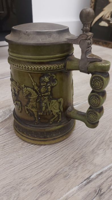 Kufel do piwa z pokrywką