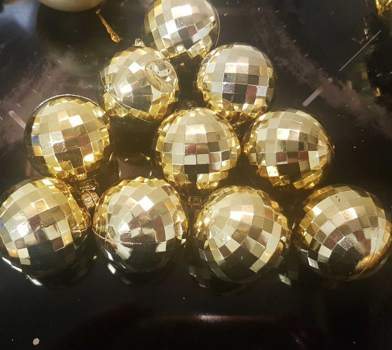 Bolas e presentes dourados de Natal (Ver fotos)