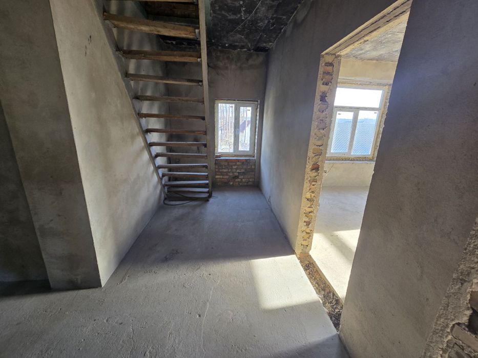 Будинок 230 м² в Ірпені, вул. Варшавська — $85 000. Цоколь мансарда гараж.