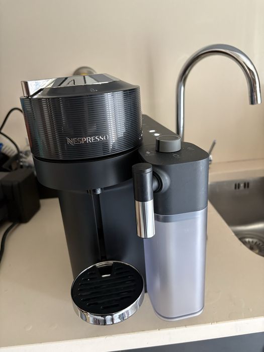 Maquina de Cafe Nespresso ENV3000.B Vertuo Latissima Preta