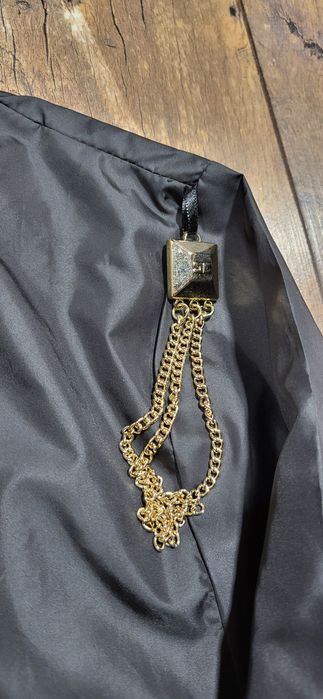 Czarna ekskluzywna kurtka bomberka damska łańcuszki logo jesienna S M