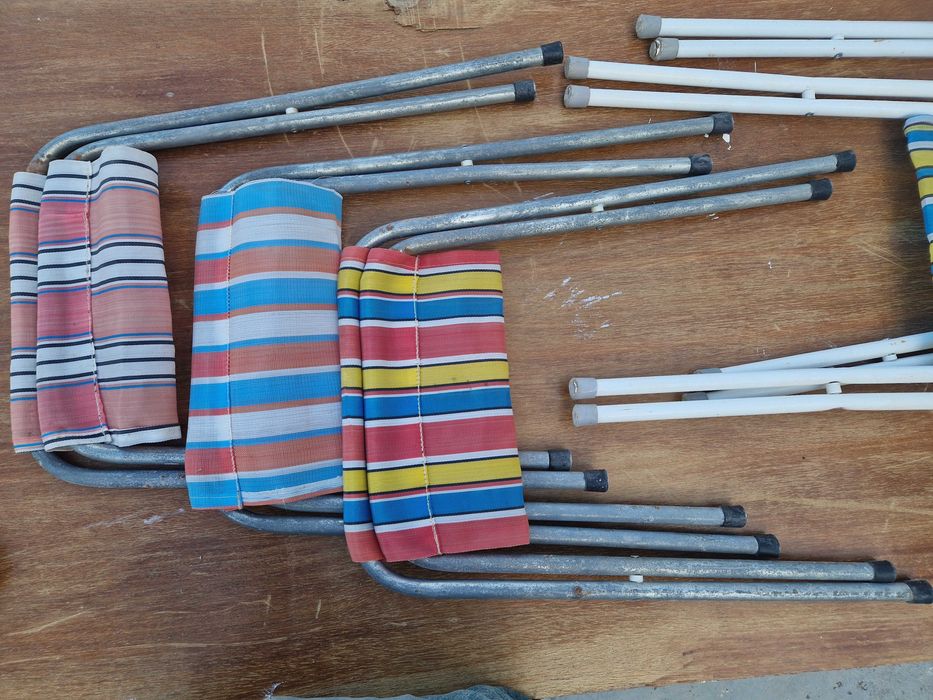 Bancos e cadeira de praia.