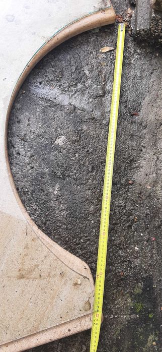 Tampo em granito e vidro em meia lua