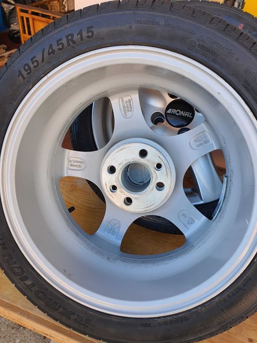 Vendo quatro jantes 15" com pneus novos.